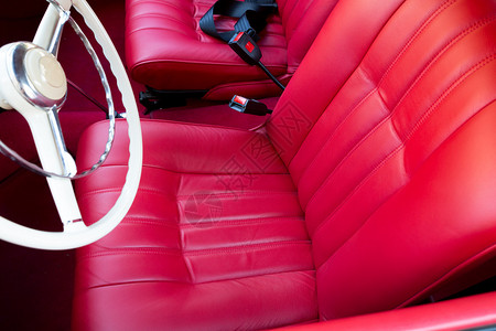 老爷车红色皮革座椅细节水平构图图片