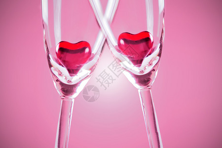 红色果冻红心在香槟笛图片