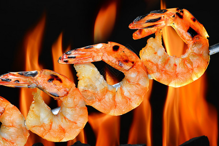 火焰状烤架上的烤虾图片