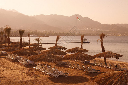 在中东约旦红海的亚喀巴市有一背景图片