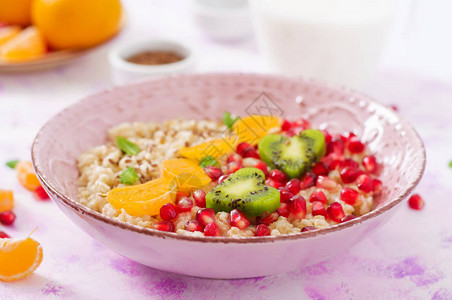 美味健康的燕麦粥配水果健康的早餐健身食品图片