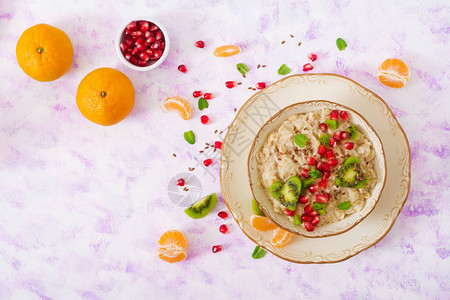 美味健康的燕麦粥配水果健康的早餐健身食品适当的图片