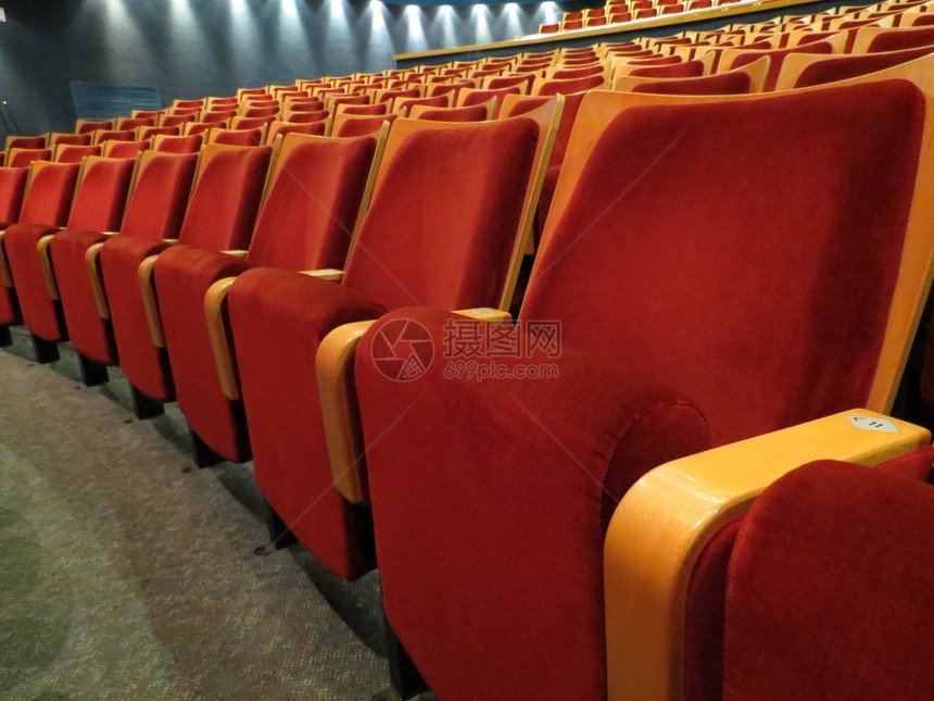 红椅子在剧院里一排红色椅子图片