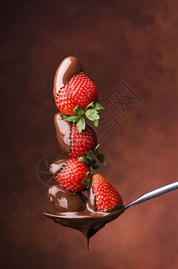 美味的草莓甜点上面布满热黑巧克图片