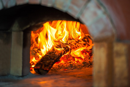 传统砖炉烘烤的火焰图片