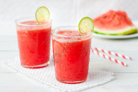 西瓜柠檬水加酸橙和新鲜薄荷叶清爽的夏日饮品图片