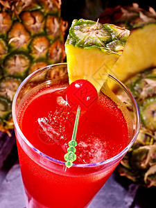 高球杯中樱桃和菠萝的鸡尾酒顶视图图片