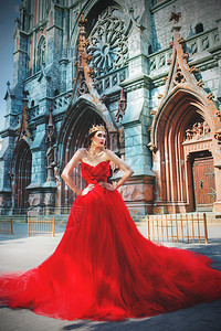 穿长红礼服的漂亮女人身着皇冠几乎是图片