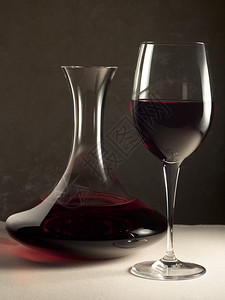 醒酒器和玻璃杯中的红酒图片