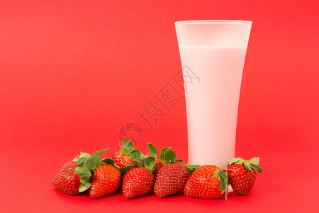 被草莓包围的新鲜草莓酸奶饮料图片