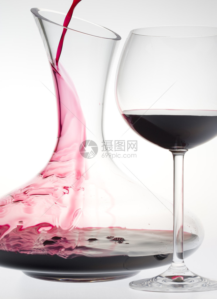 酒杯和玻璃瓶加红酒图片