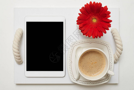 浪漫早餐咖啡和笔记本电脑放在装着图片