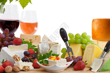 一杯红酒和什锦奶酪配水果背景图片
