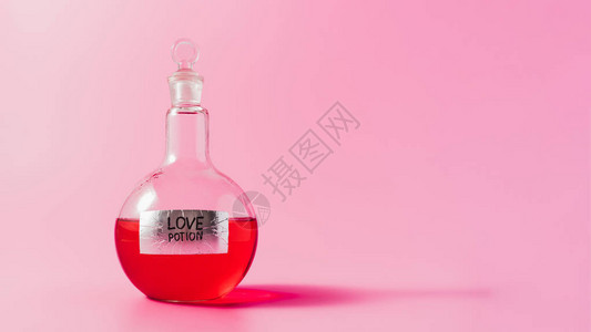 粉色表面有红色彩爱药剂的酒背景图片