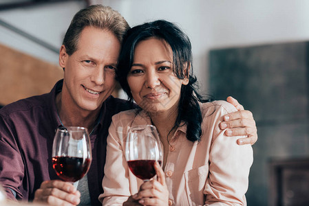 多民族幸福的情侣喝红酒背景图片