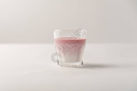 白底牛奶中带有粉红背景图片