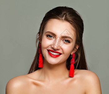 年轻快乐的红嘴唇化妆品和珠宝彩礼女青年图片