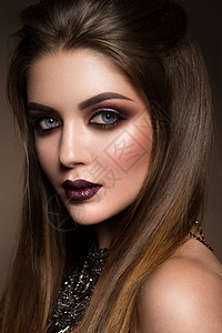 自然化妆模型的美丽肖像时尚闪亮的荧光笔在皮肤上图片