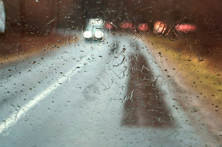 在大雨中驾车在高速公路上汽车玻璃上的图片