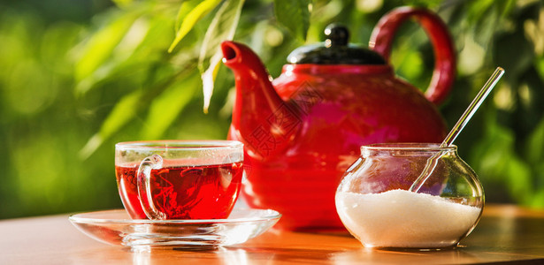 在自然背景上的下午茶时间玻璃杯中的健康饮料红凉茶图片