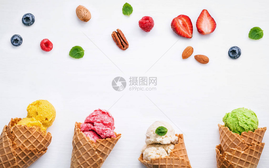 五颜六色的冰淇淋与锥体和各种水果覆盆子蓝莓草莓和薄荷叶设置在白色背景平铺和复制空间上夏季和甜图片