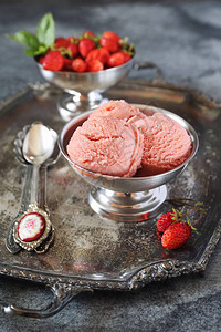 复古托盘上的野草莓冰淇淋球和新鲜浆果图片