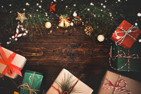 圣诞装饰品和礼品盒在木板图片