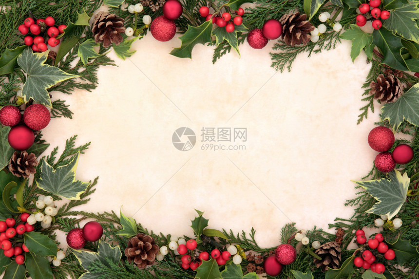 圣诞花岗的边框有红黄装饰品霍利常春藤和寄生虫图片