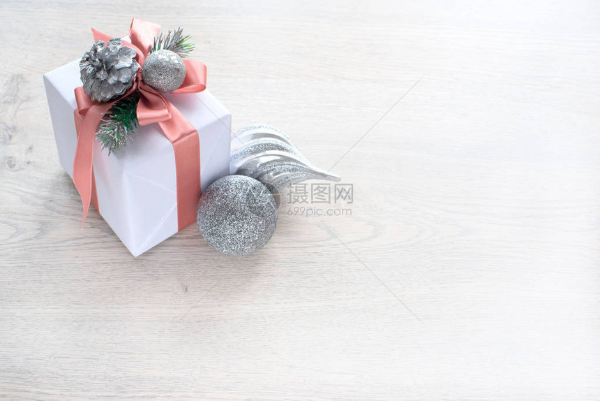 圣诞礼物装饰成份包着的礼物图片