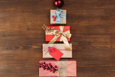 木制桌面上的圣诞礼物和小玩意的顶视图图片