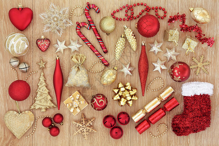 红色和的圣诞树布丁和装饰品图片