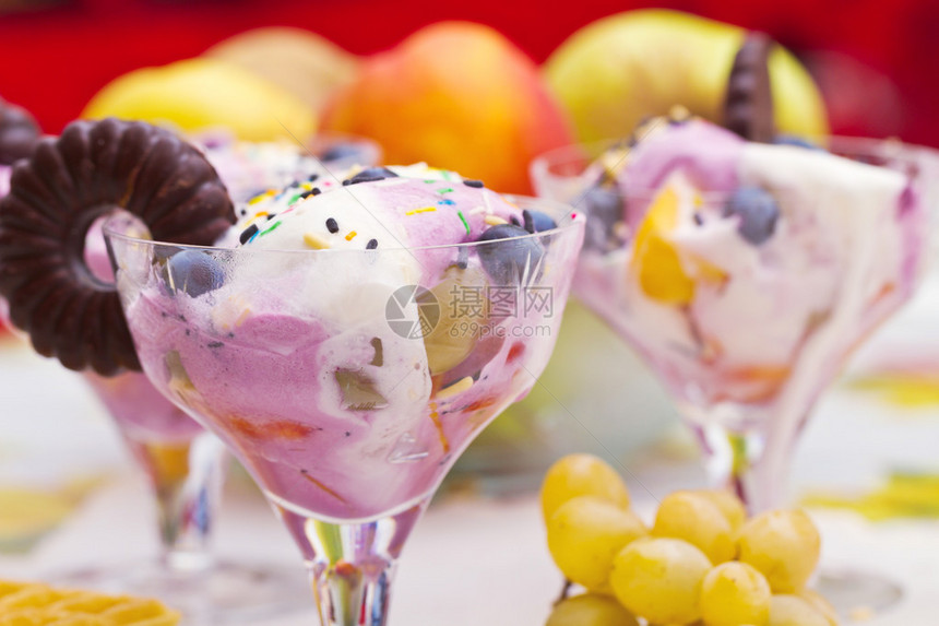 水果冰淇淋圣代配水果图片