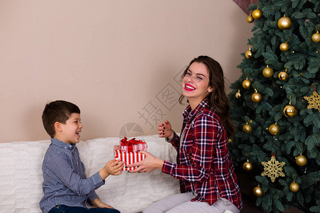 家人在圣诞节前夕坐在圣诞图片