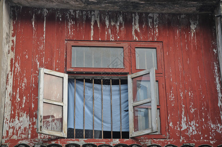 越南旧红木屋的开窗图片