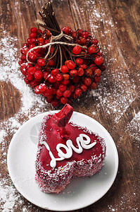蛋糕的形状心脏的形状与刻字爱情图片