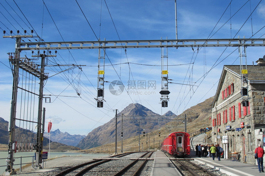 环绕美丽的瑞士山脉的红列车图片