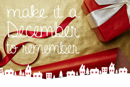 圣诞礼物和彩带在红纸和金包装纸背景上图片