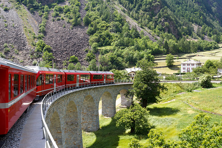 瑞士山地火车BerninaExpress经过了布鲁图片