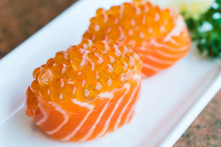面顶有鲑鱼蛋的沙门寿司卷图片