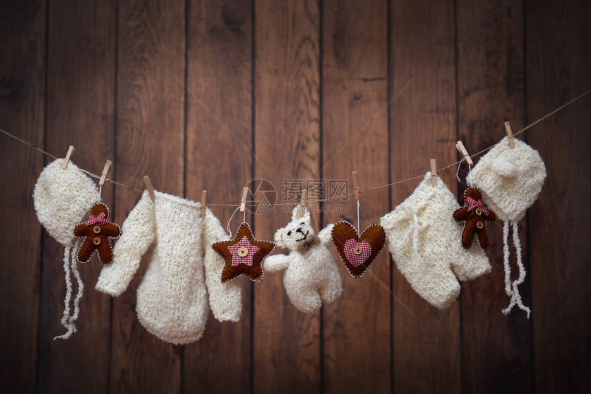 温暖的婴儿衣物和穿着带圣诞装饰品的服装线上图片
