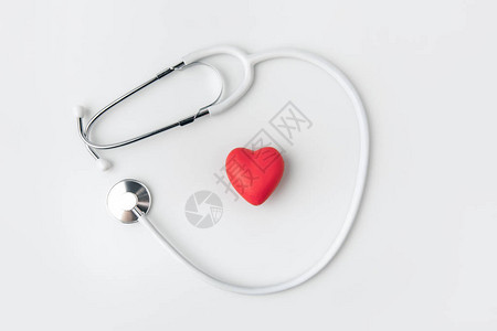 红色心脏的听诊器在白色背景图片