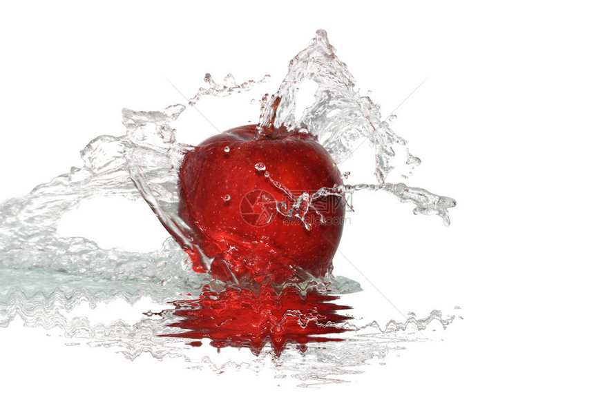 红苹果和喷洒水在白背景与图片