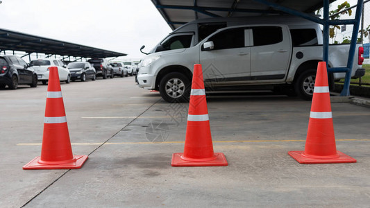塑料信号交通锥在停车场内围着一个地方供卡车使用背景图片