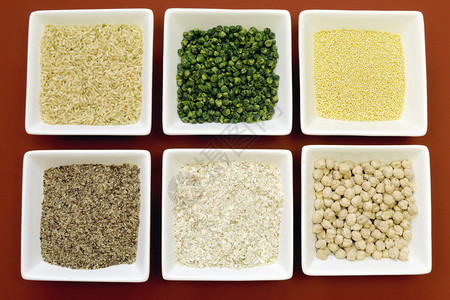 无麸质谷物食品糙米小米LSA荞麦片鹰嘴豆和绿豆类提供无乳糜泻的健背景图片