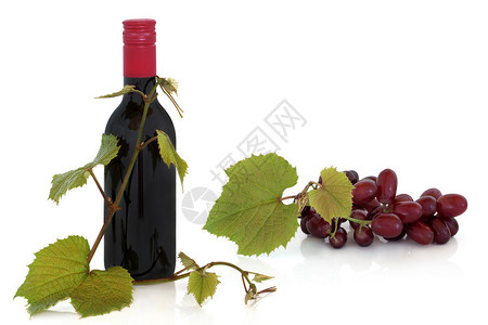 红葡萄酒瓶加葡萄和葡萄叶螺旋在白图片