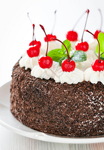 巧克力蛋糕夹奶油和冰红樱桃有图片