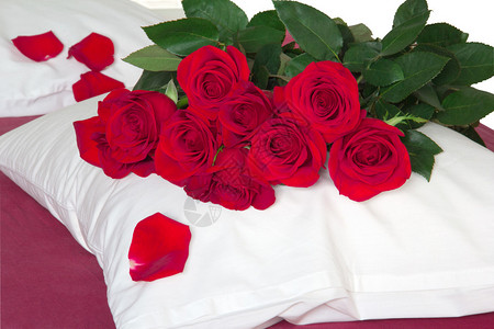 红玫瑰在红色床单图片