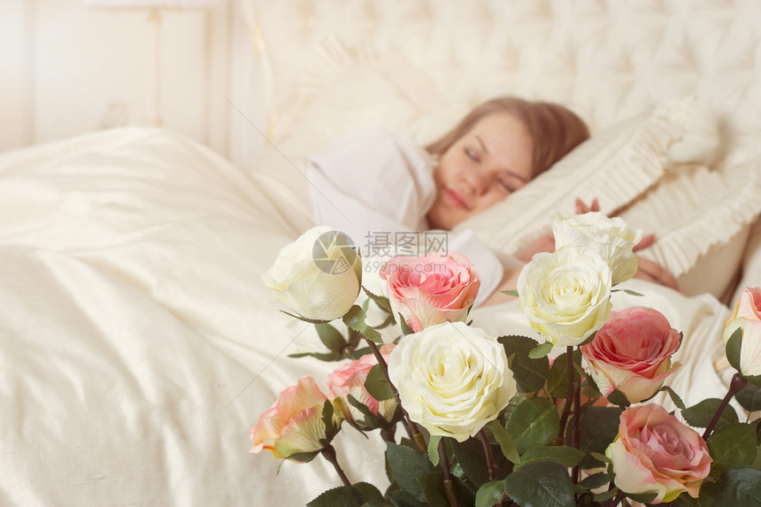 浪漫美丽的睡美女人穿着红玫图片