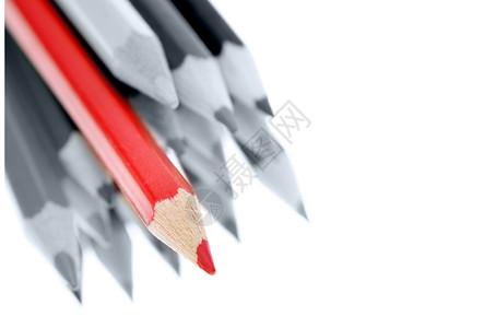 一支红铅笔从枯燥背景图片