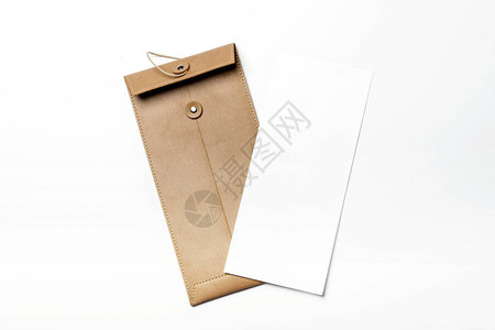 一个皮革信封与孤立的白色字母图片